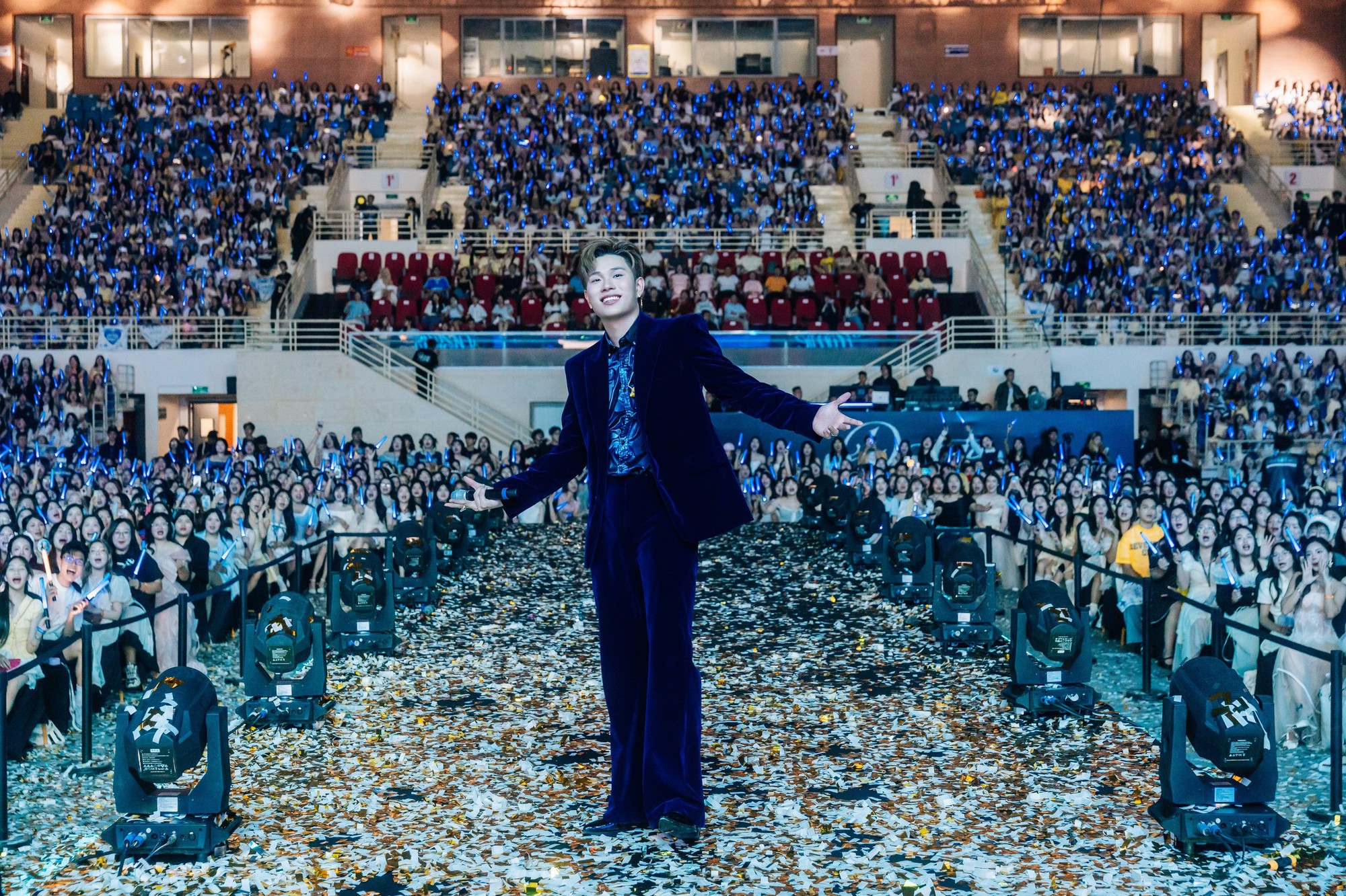 Nhóm fangirl của Dương Domic chi gần 3 triệu bao cả quán net, cày MV hùng hục cả đêm chỉ đổi lấy 1 view- Ảnh 1.