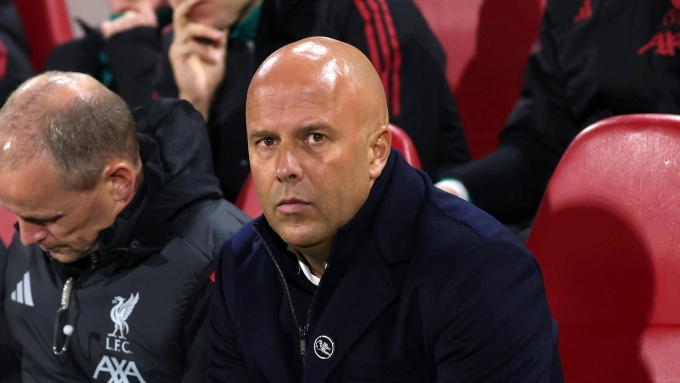 HLV Slot (phải) căng thẳng trong trận Brentford 3-2 Liverpool ở vòng chín Ngoại hạng Anh hôm 25/10. Ảnh: LFC