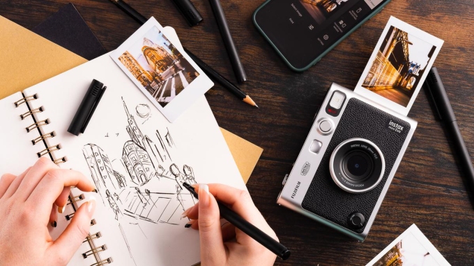 Máy ảnh Instax Mini Evo của Fujifilm. Ảnh: The Hindu