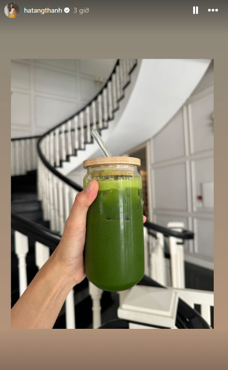 Nước ép cần tây là “bí kíp xanh” giúp Hà Tăng thanh lọc cơ thể, kiểm soát cân nặng và duy trì làn da sáng mịn. Thức uống này chứa nhiều vitamin A, C, K cùng chất xơ, giúp thải độc, cải thiện tiêu hóa và bổ sung collagen cho da căng bóng, khỏe mạnh.