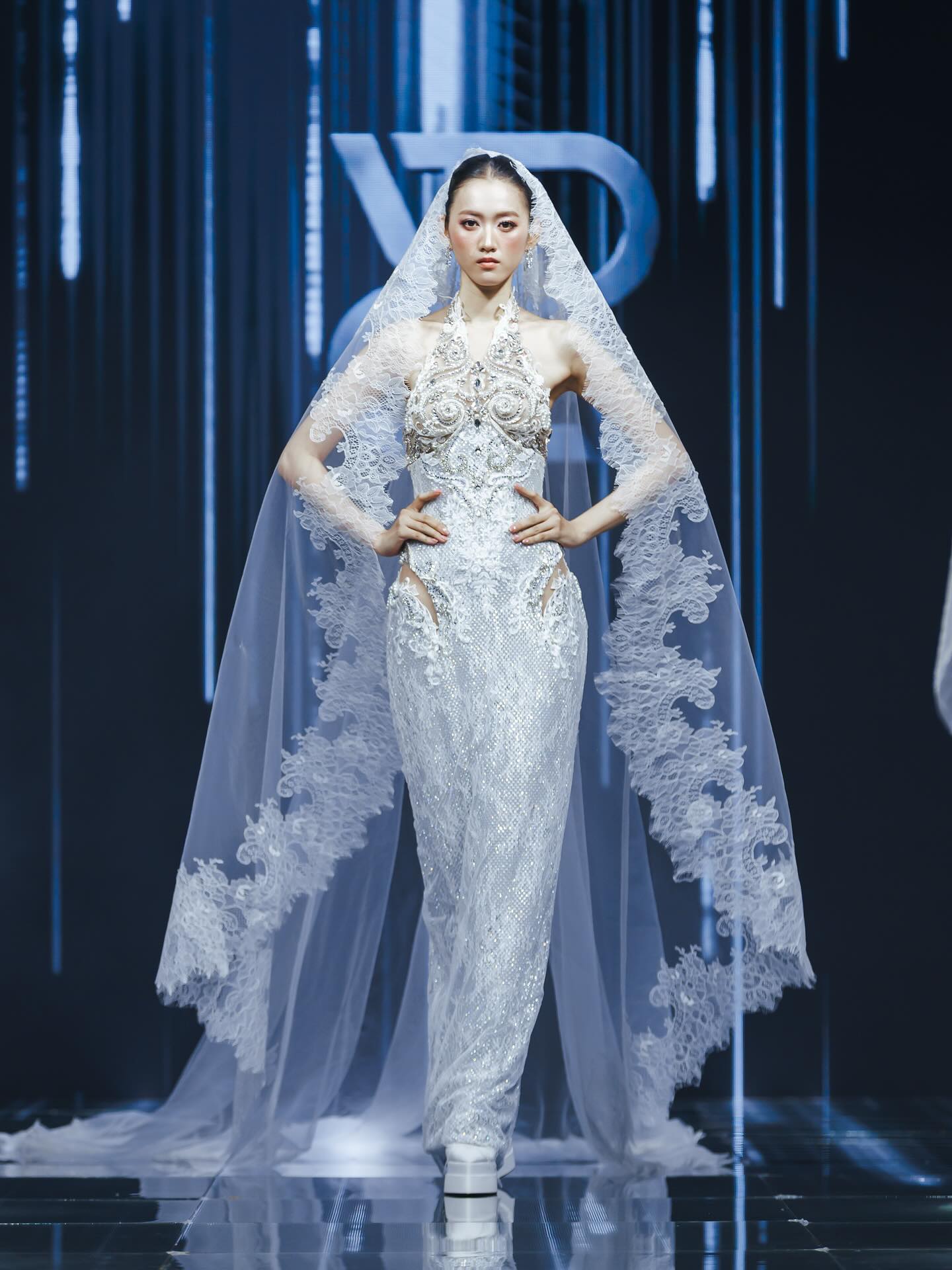 Gái xinh eo tí hon khiến Hoàng Thuỳ điếng người: Chị hơn em gần 10cm!- Ảnh 8. Gái xinh eo tí hon khiến Hoàng Thuỳ điếng người: Chị hơn em gần 10cm!- Ảnh 8.