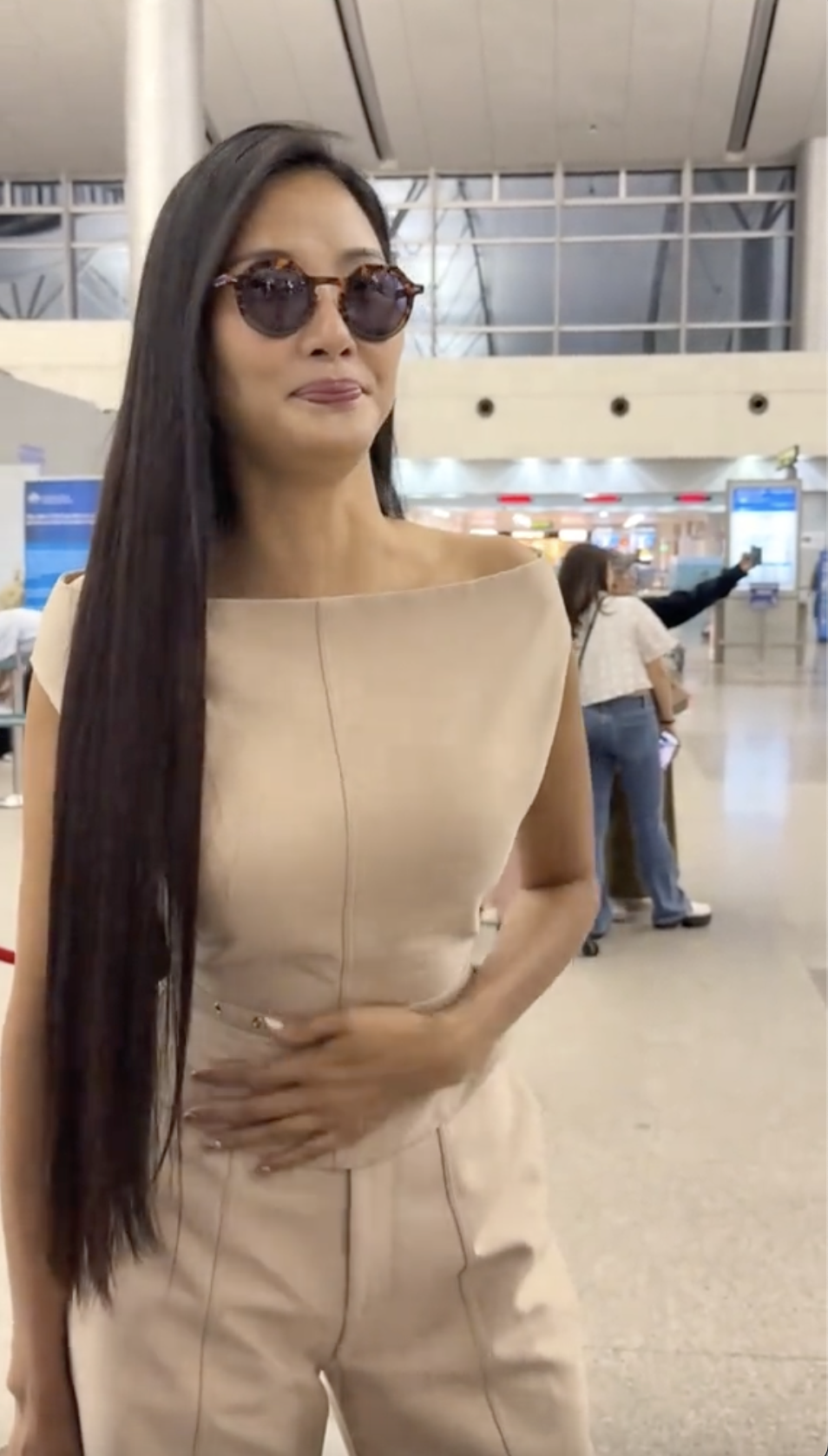 Gái xinh eo tí hon khiến Hoàng Thuỳ điếng người: Chị hơn em gần 10cm!- Ảnh 1. Gái xinh eo tí hon khiến Hoàng Thuỳ điếng người: Chị hơn em gần 10cm!- Ảnh 1.