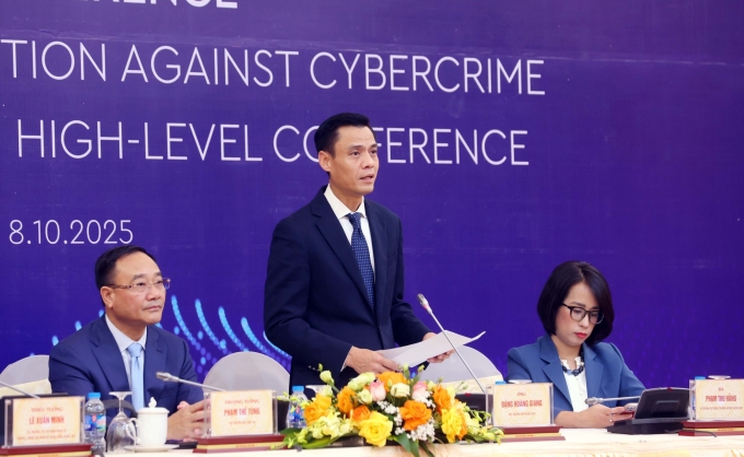 Thứ trưởng Ngoại giao Đặng Hoàng Giang phát biểu trong cuộc họp báo ngày 8/10. Ảnh: TTXVN