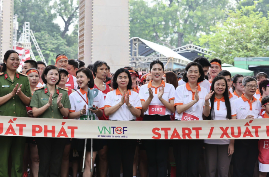 Gần 2.000 người chạy bộ lan tỏa thông điệp không khói thuốc - Ảnh 1.