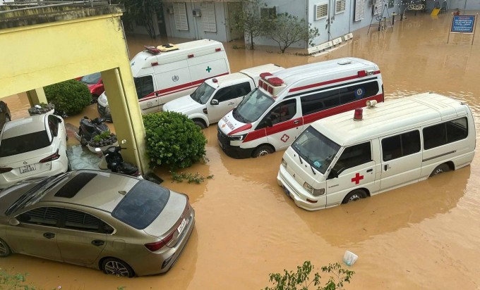 Xe cứu thương chìm trong nước lũ. Ảnh: BVCC