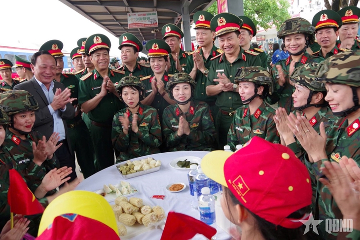 Gặp mặt, động viên lực lượng tham gia diễu binh, diễu hành mừng 50 năm thống nhất đất nước - Ảnh 1.