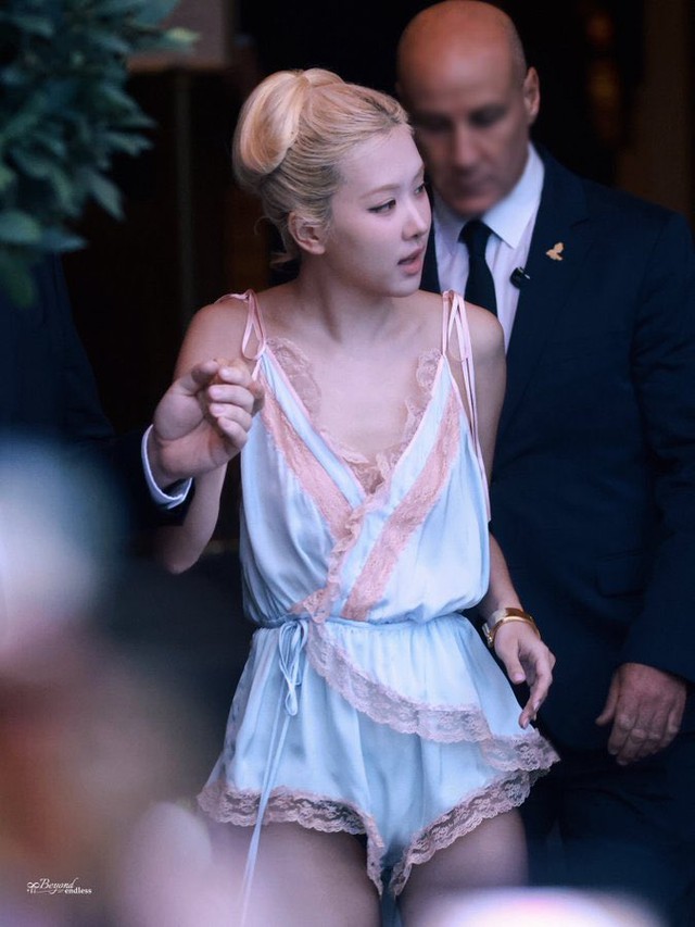 Rosé mặc váy ngủ đến show Saint Laurent hội ngộ bà xã Justin Bieber: Gặp sự cố bất ngờ vẫn sexy dữ dội- Ảnh 1.