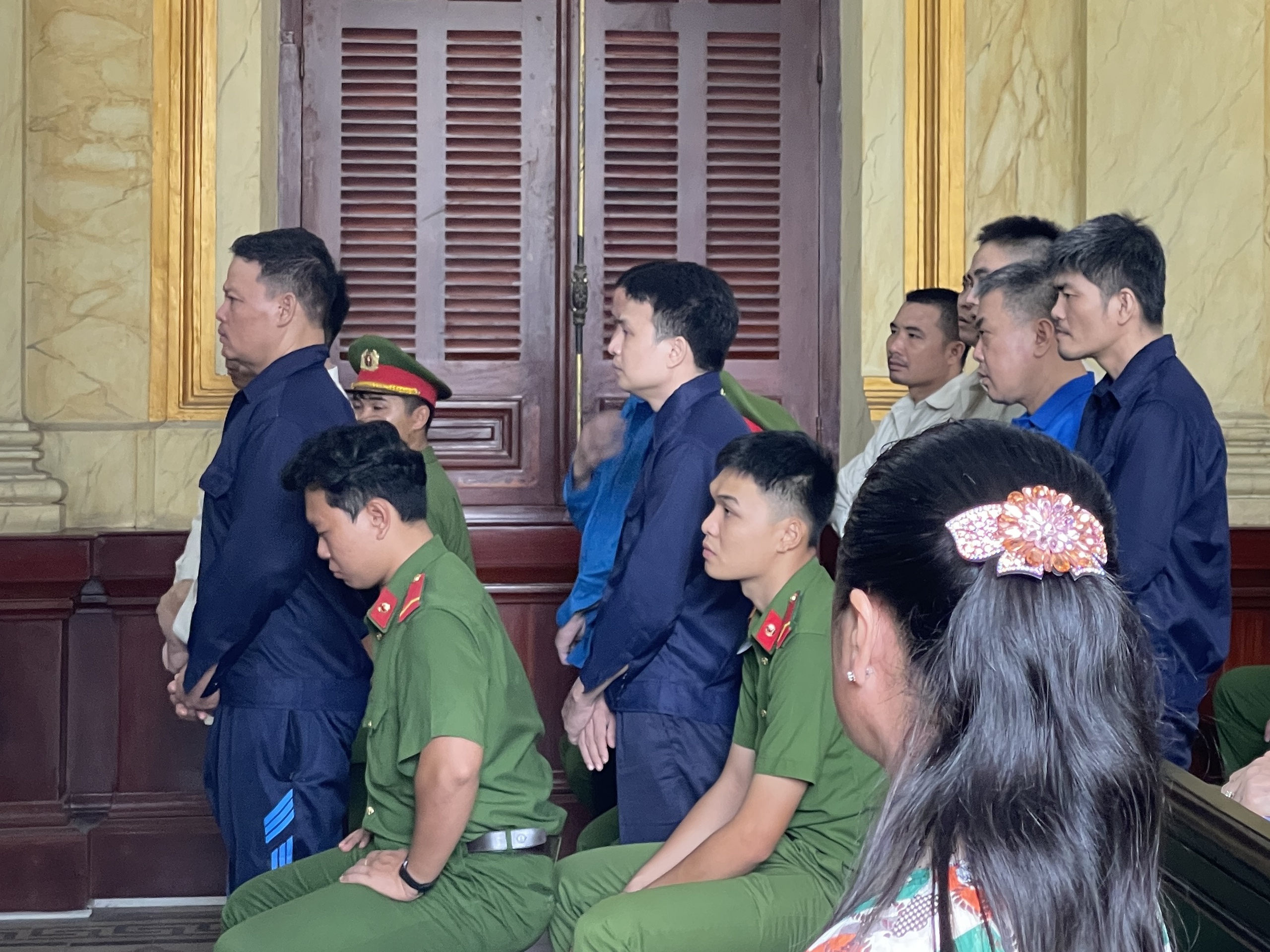 Gen Z ở An Giang mang hàng trăm tỉ đồng qua Campuchia làm chuyện bất ngờ- Ảnh 1.