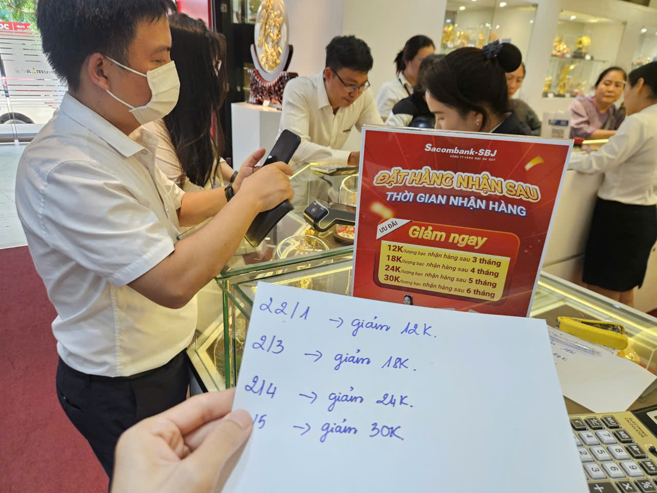 Giá bạc tăng mạnh , người dân đặt trước 6 tháng vẫn sẵn sàng chi hàng triệu đồng - Ảnh 2.