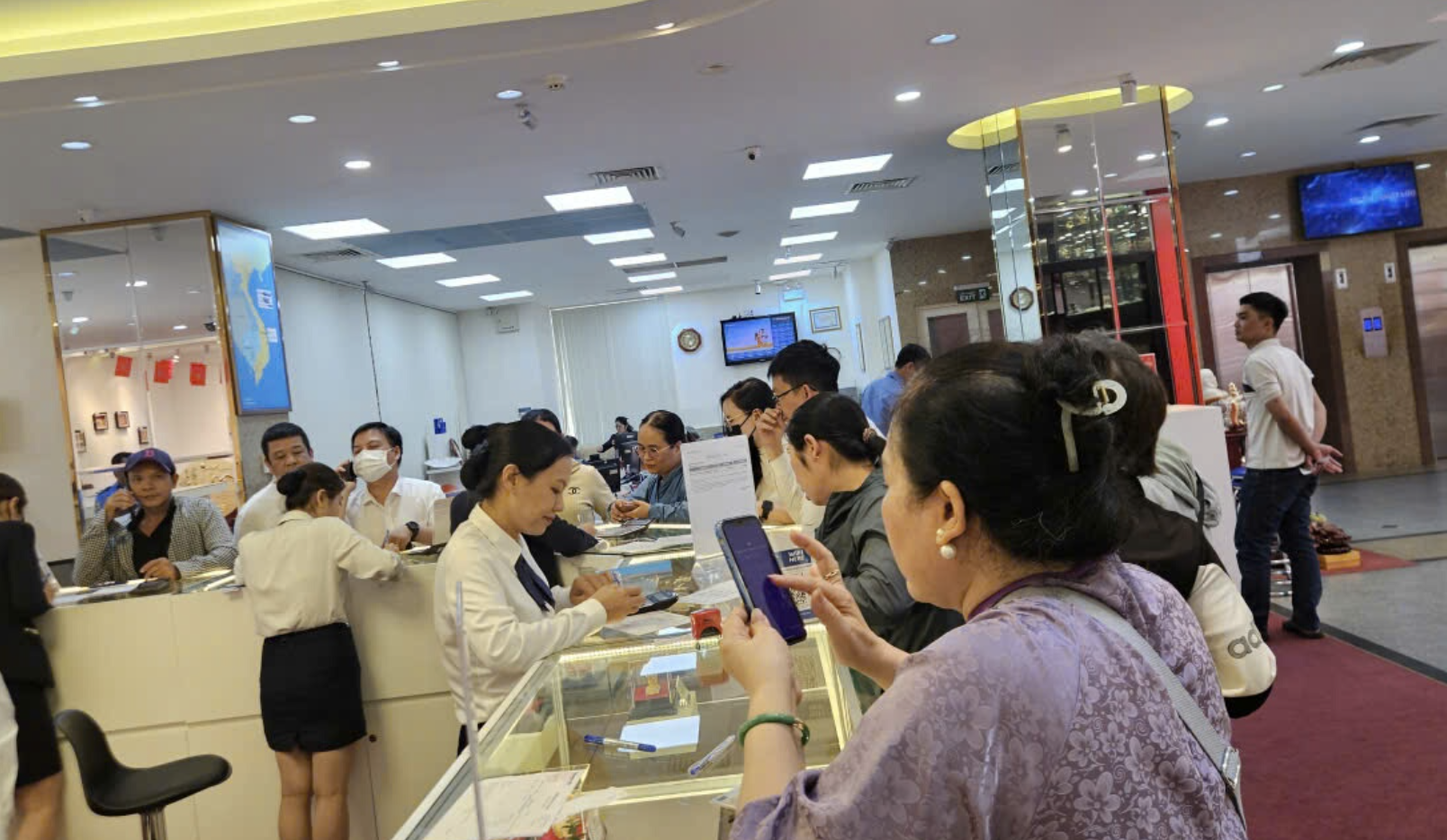 Giá bạc tăng mạnh , người dân đặt trước 6 tháng vẫn sẵn sàng chi hàng triệu đồng - Ảnh 4.