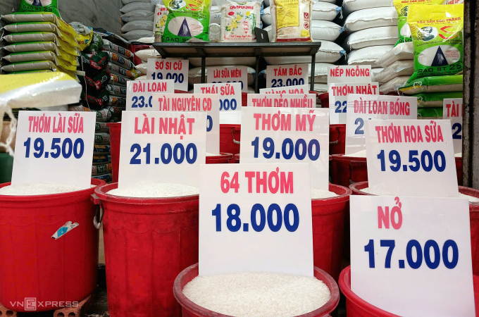 Giá gạo tại một cửa hàng trên đường Lê Đức Thọ, phường An Hội Đông (TP HCM) vẫn luôn giữ mức giá cao một năm qua. Ảnh: Thi Hà