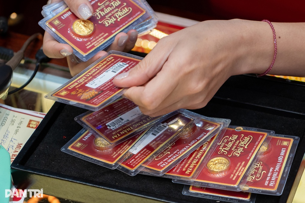 Giá bán vàng vượt 138 triệu đồng/lượng - 1