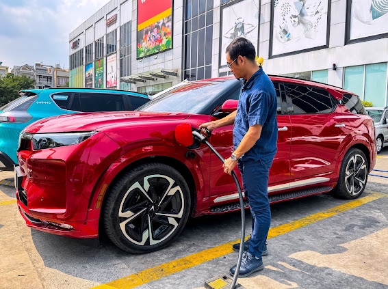 Gia đình 5 người, nên mua ô tô điện nào? - Ảnh 1.