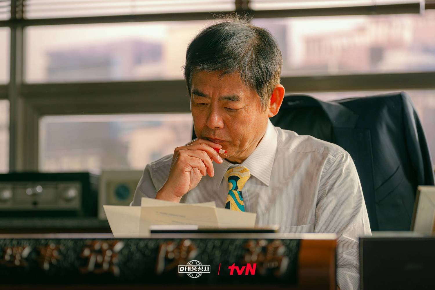 Gia đình bão tố: Phim Hàn đang chiếu hay không kém "Khi cuộc đời cho bạn quả quýt", nam nữ chính nhan sắc tuyệt đối điện ảnh lại còn diễn quá hay- Ảnh 2.