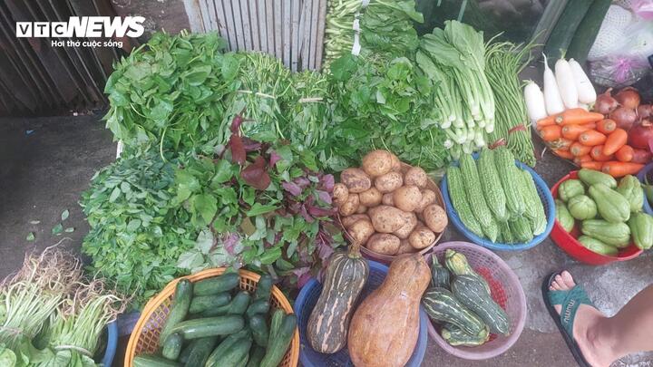 Giá rau xanh ở Hà Nội ‘nhảy múa’, đắt gấp đôi sau bão Bualoi- Ảnh 4.