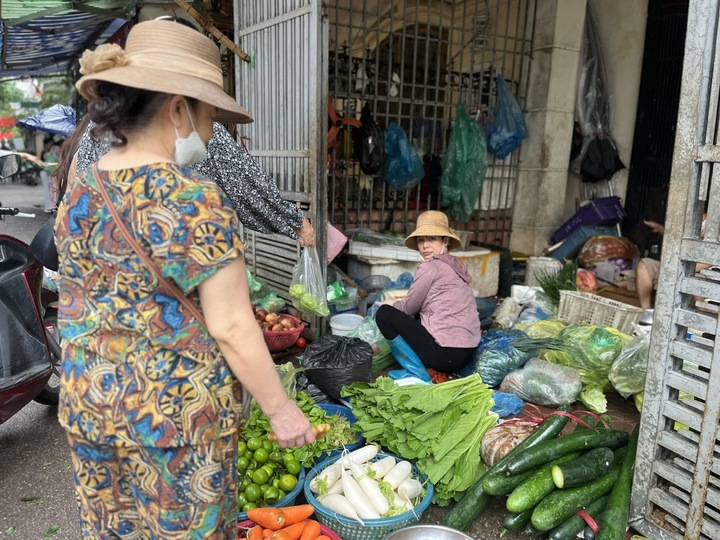 Giá rau xanh ở Hà Nội ‘nhảy múa’, đắt gấp đôi sau bão Bualoi- Ảnh 1.