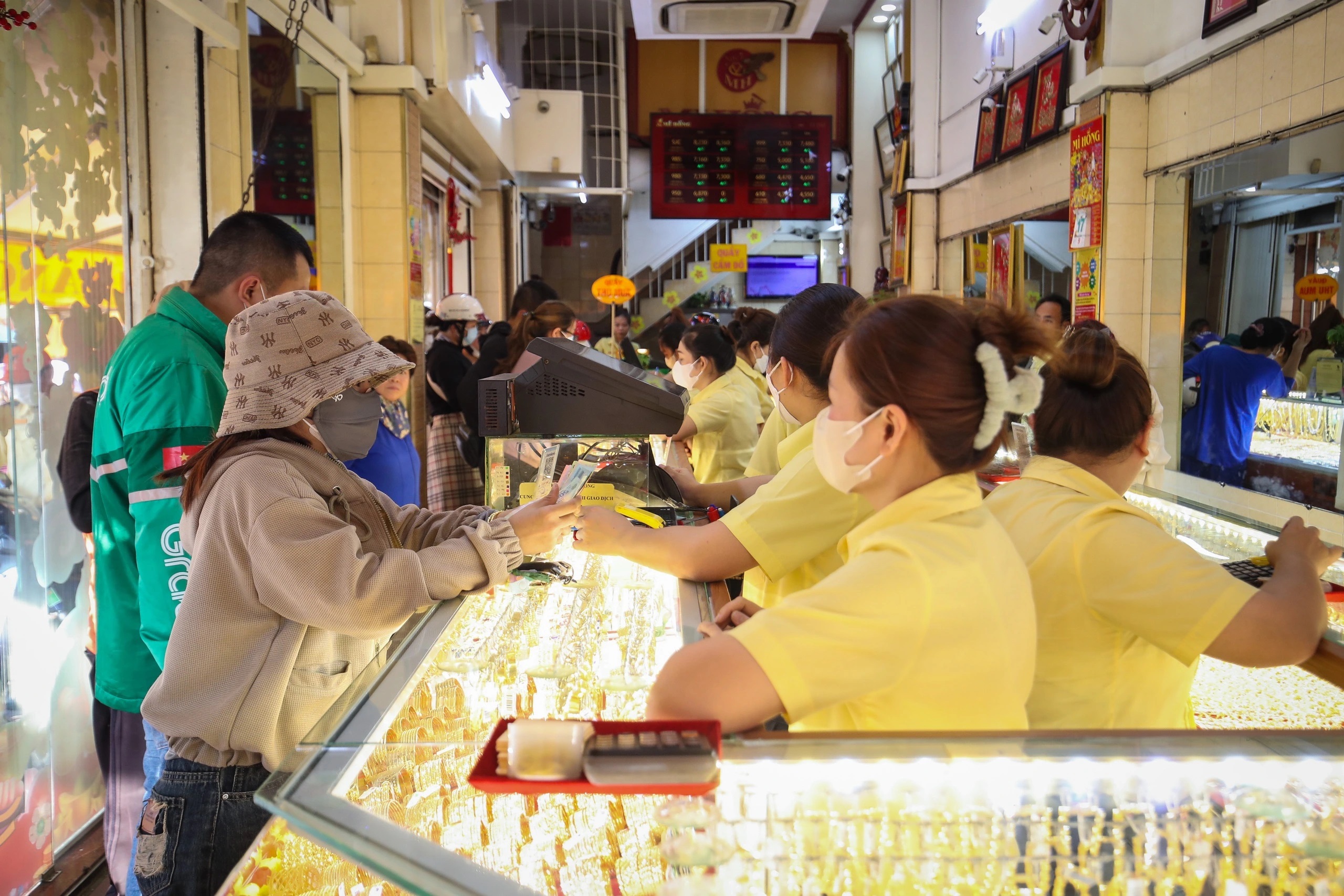 Giá vàng lập kỷ lục trước giờ G- Ảnh 1. Giá vàng lập kỷ lục trước giờ G- Ảnh 1.