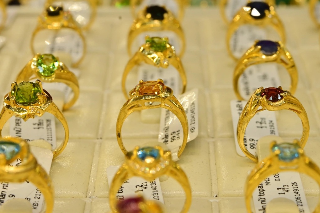 Giá vàng sụt giảm, chuyên gia cảnh báo - 1