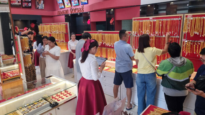 Nghịch lý tại Thái Lan: Giá vàng thật lập kỷ lục, người dân đổ xô mua... vàng giả- Ảnh 1.
