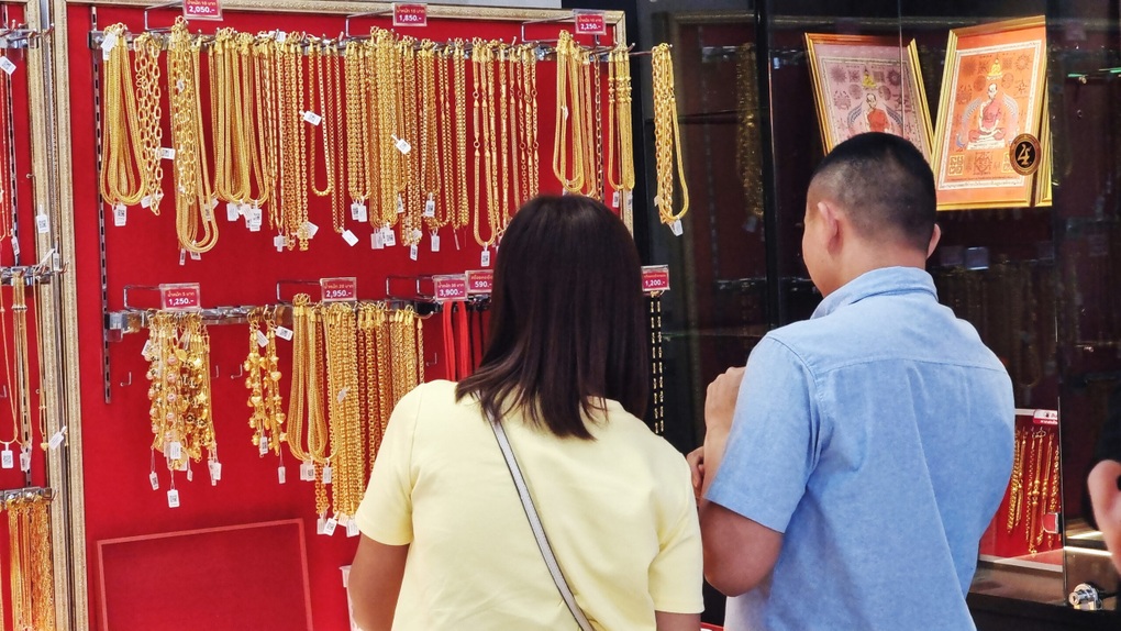 Giá vàng thật tăng cao, người Thái Lan đổ xô mua vàng giả - 1