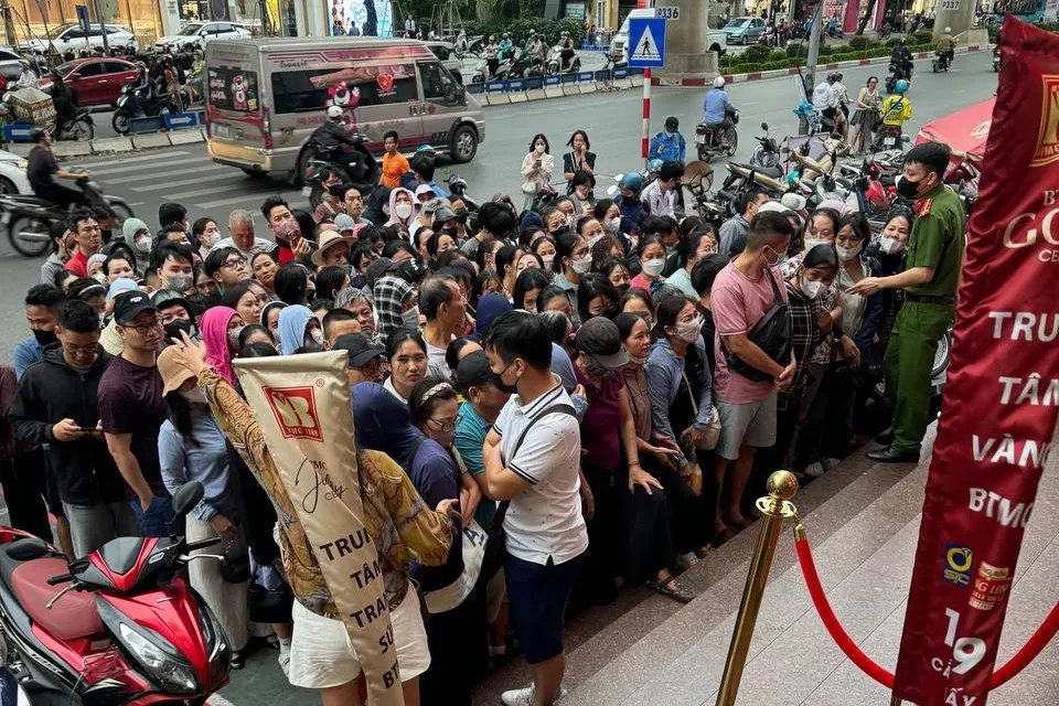 Trong tuần qua, dù giá vàng thế giới và trong nước ghi nhận nhiều phiên biến động rất mạnh, nhiều người dân vẫn giao dịch vàng. Ảnh: NGỌC DIỆP Giá vàng thế giới hạ kéo giá vàng miếng SJC mất hơn 3,5 triệu đồng/lượng trong tuần