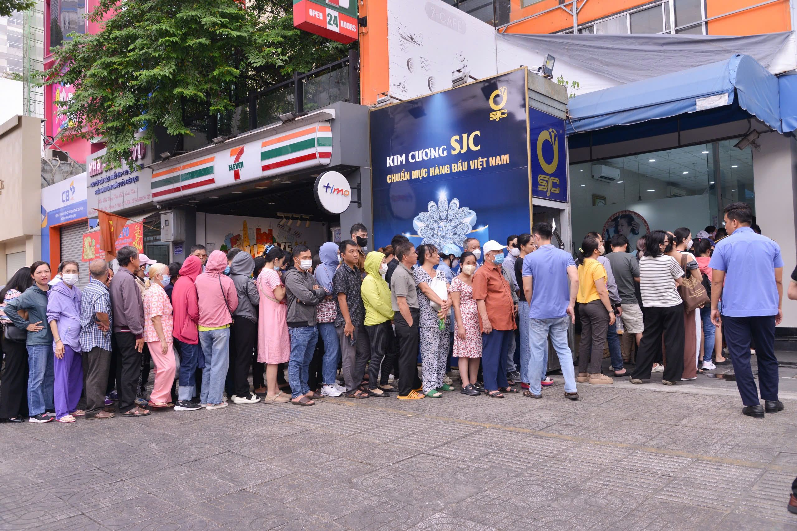 Giá vàng vượt 120 triệu đồng/lượng, nhiều người bán ra chốt lời- Ảnh 2.