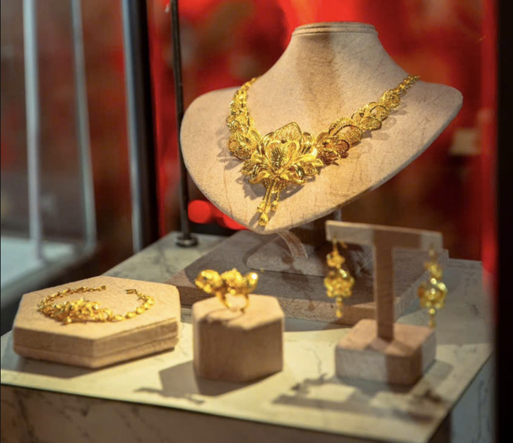 Giá vàng vượt 138 triệu đồng/lượng, áp lực mùa cưới tăng cao - 1