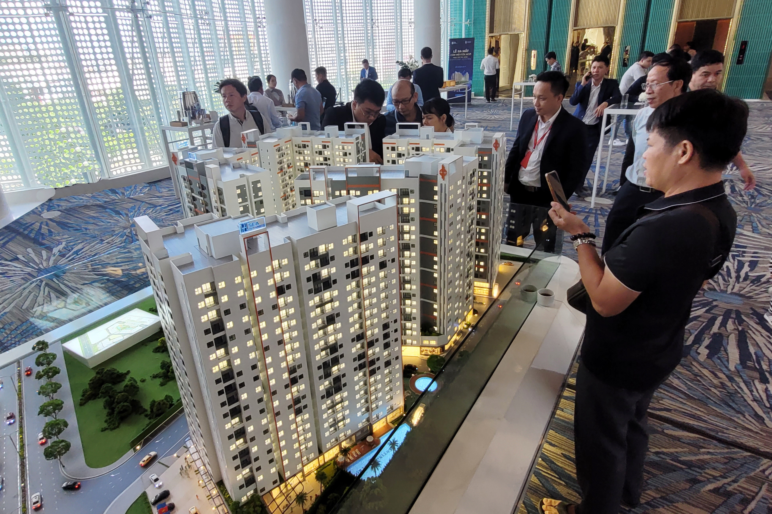 Giải pháp giảm nhiệt thị trường bất động sản 1 Kiểm soát giá nhà đất, cách nào? - Ảnh 1.