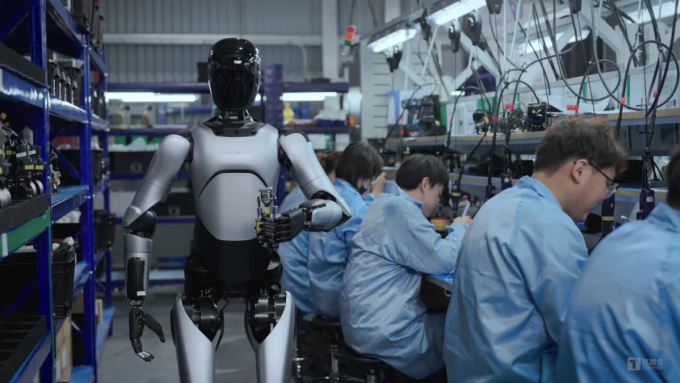 Robot hình người của Agibot bên trong một phòng thí nghiệm. Ảnh: Agibot