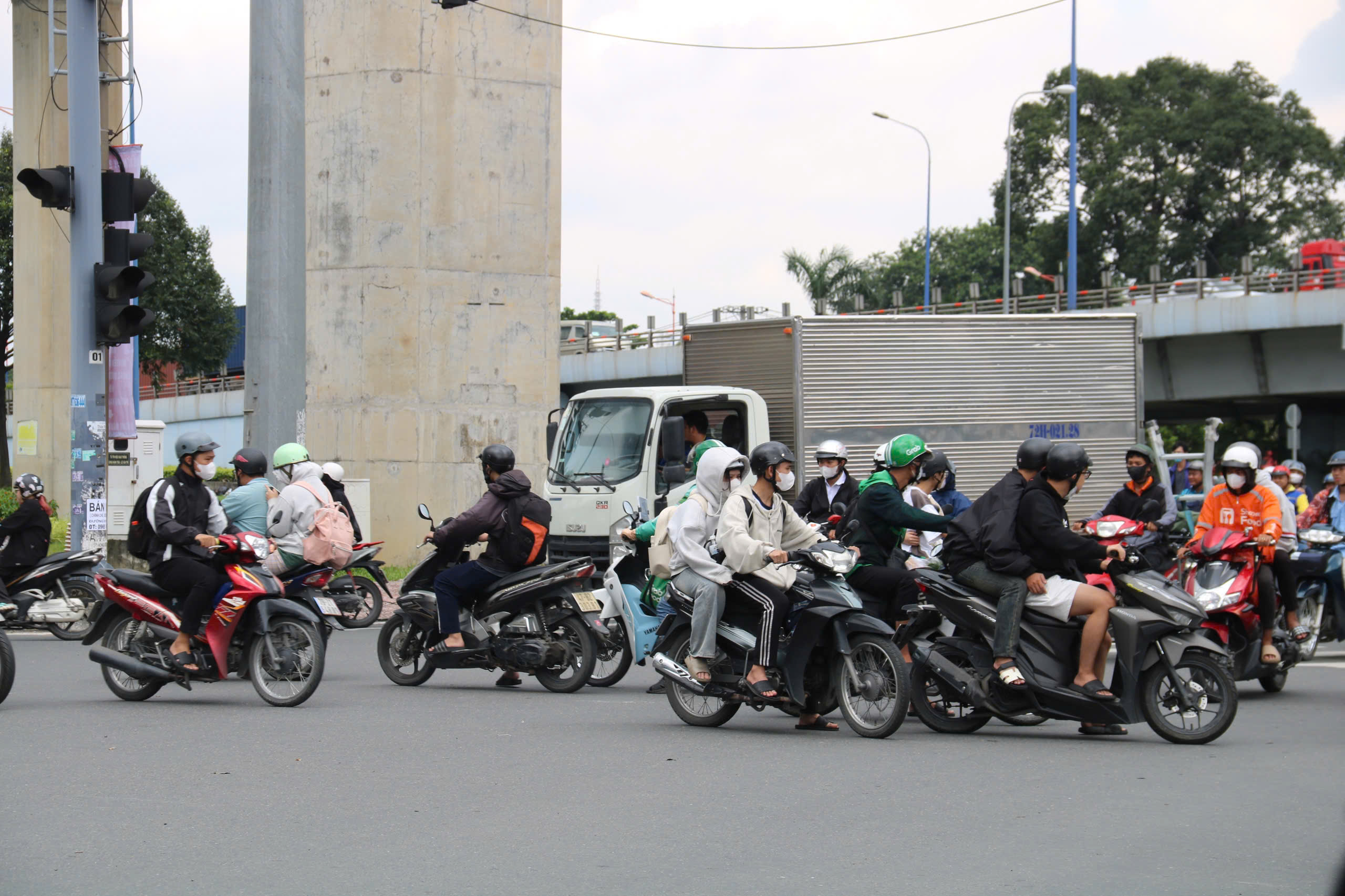 Điều chỉnh giao thông ngã tư Thủ Đức: Giải tỏa “điểm nóng” kẹt xe - Ảnh 1.