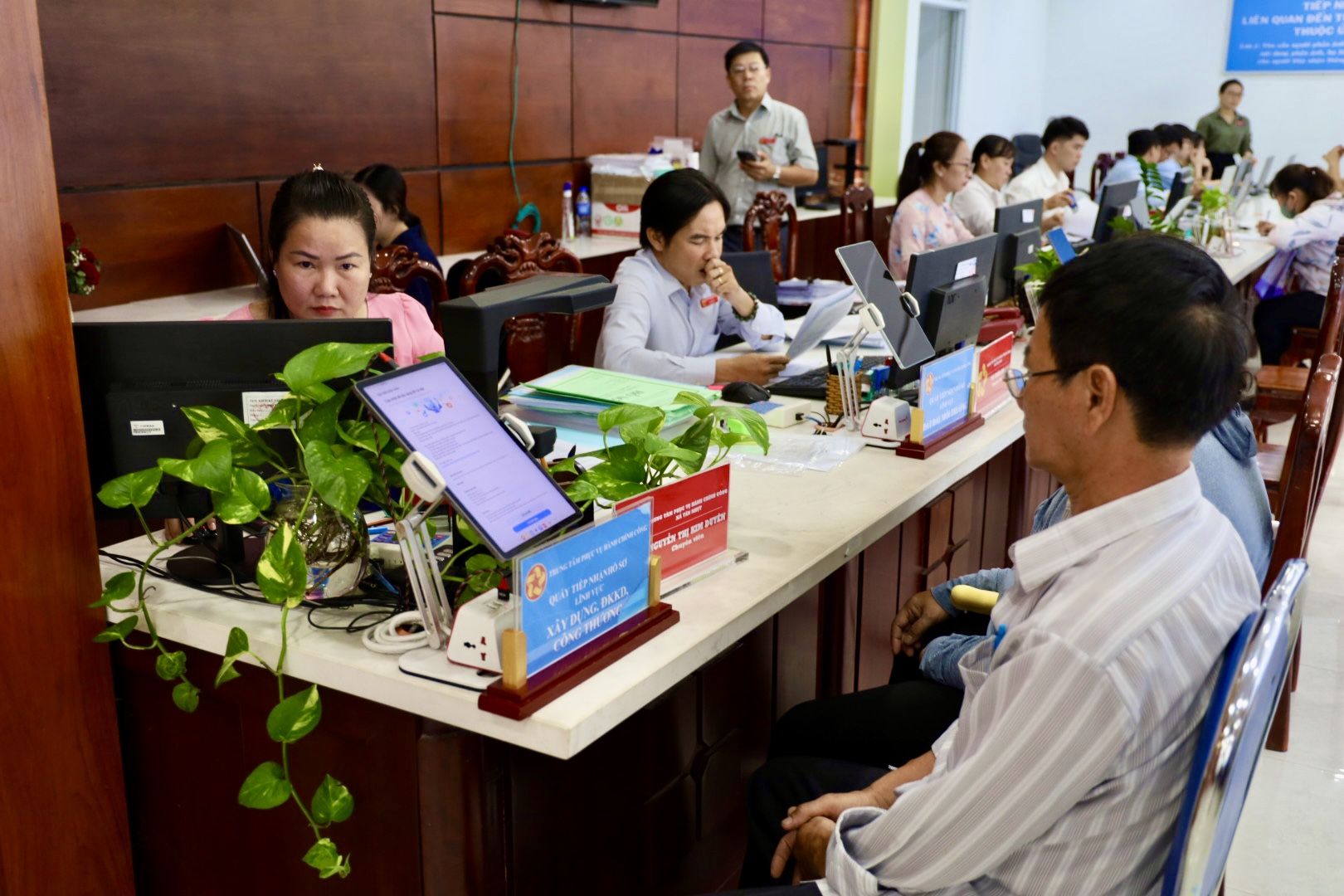 Giảm 27 vị trí lãnh đạo và 21 vị trí nghiệp vụ chuyên ngành cho công chức cấp xã 1 Bộ Nội vụ tinh gọn 27 vị trí lãnh đạo, bổ sung 4 vị trí cấp xã - Ảnh 1.