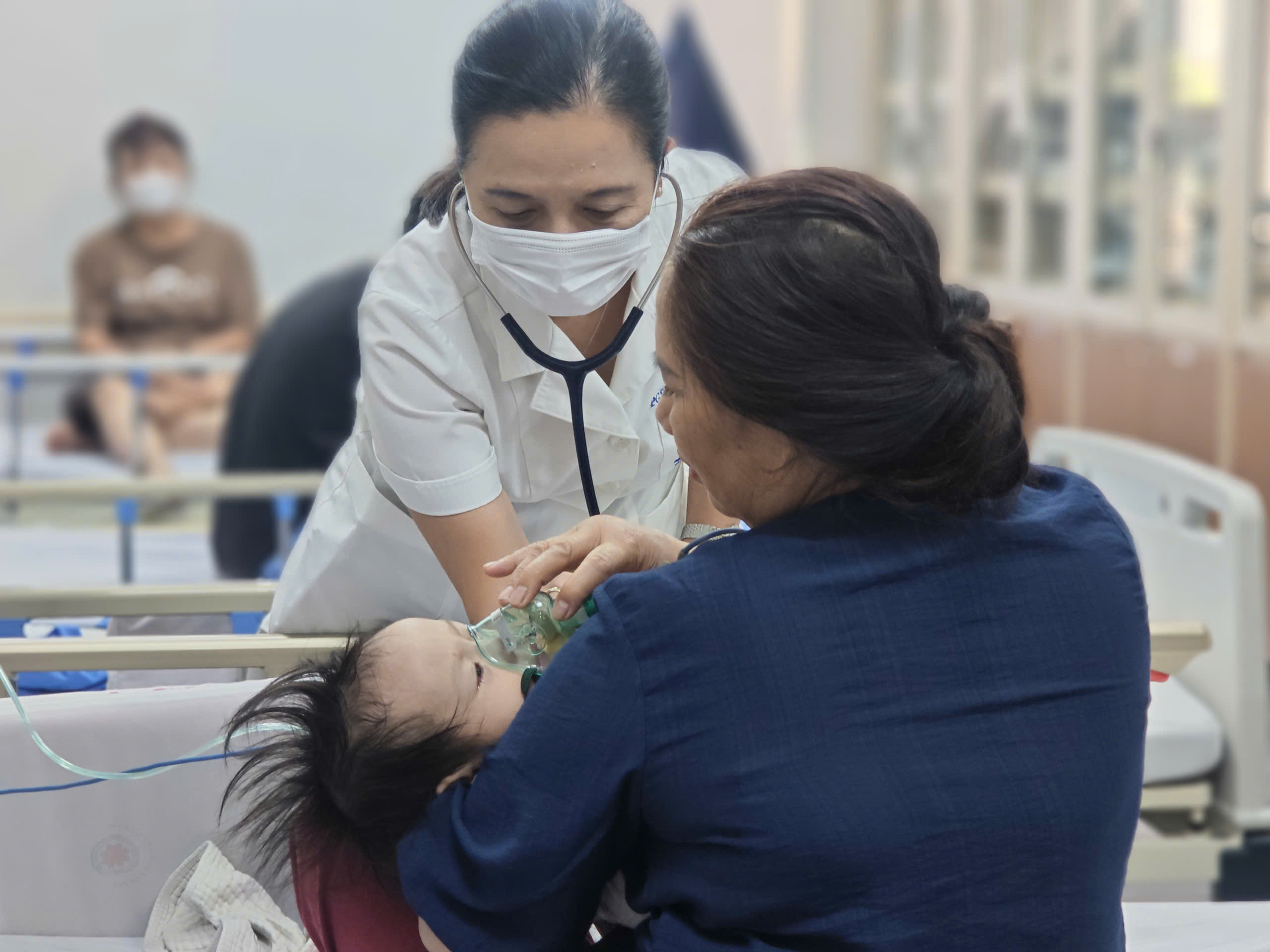 Giao mùa, trẻ nhiễm vi rút hợp bào hô hấp RSV gia tăng, nhiều ca chuyển biến nặng - Ảnh 1.