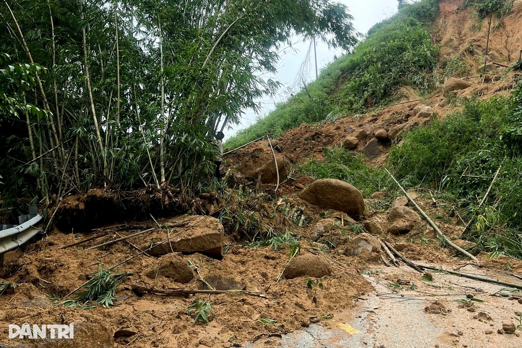 Giáo viên vùng cao đi bộ hàng chục km, băng qua sạt lở đến trường - 1