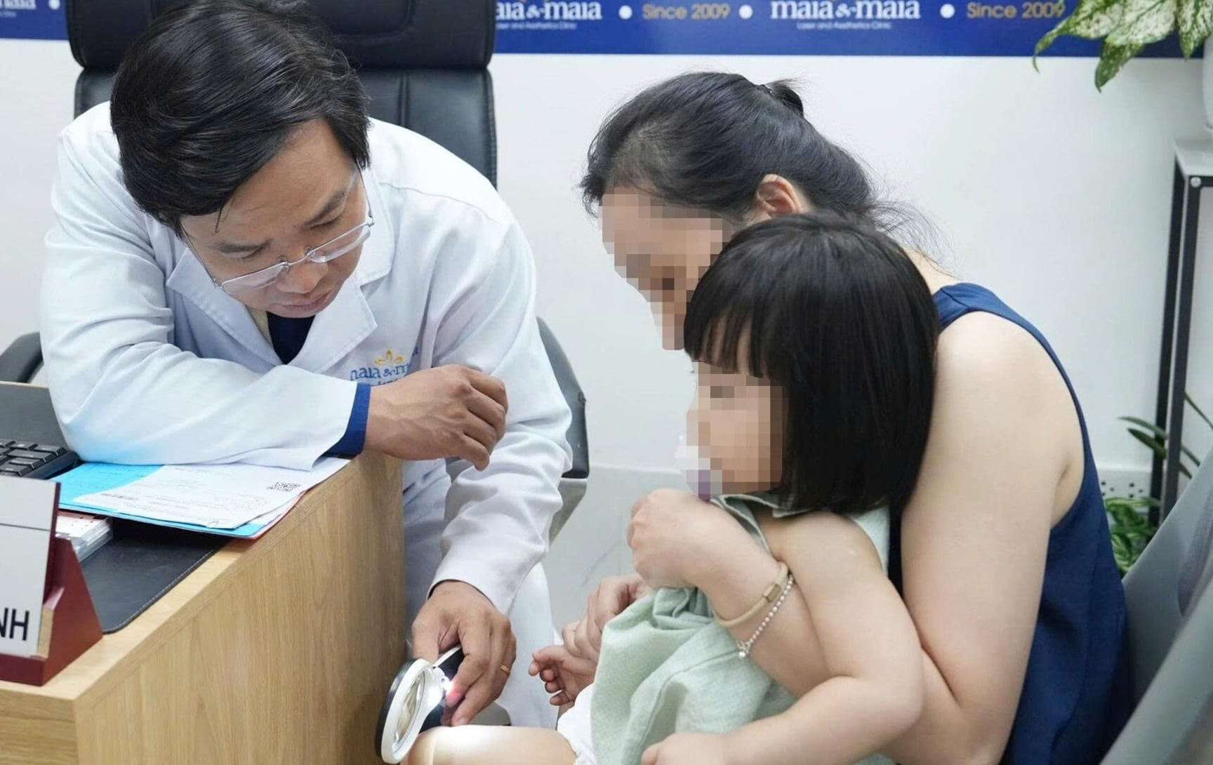 Giật mình chuyện cho trẻ tắm bia, uống mật gấu để đẹp da, chống bệnh hiểm nghèo - Ảnh 1.