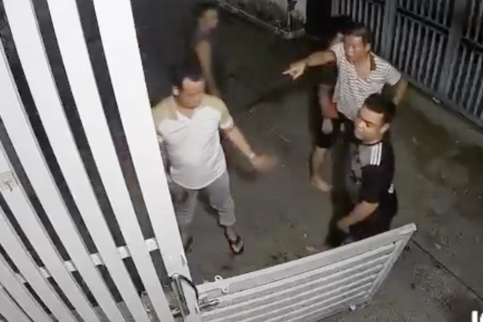 “Giật sập” bình yên của hàng xóm - 1