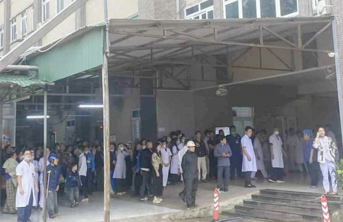 Nhiều bác sĩ bệnh nhân và người nhà tập trung trước sảnh bệnh viện chứng kiến sự việc. Ảnh: Hùng Lê