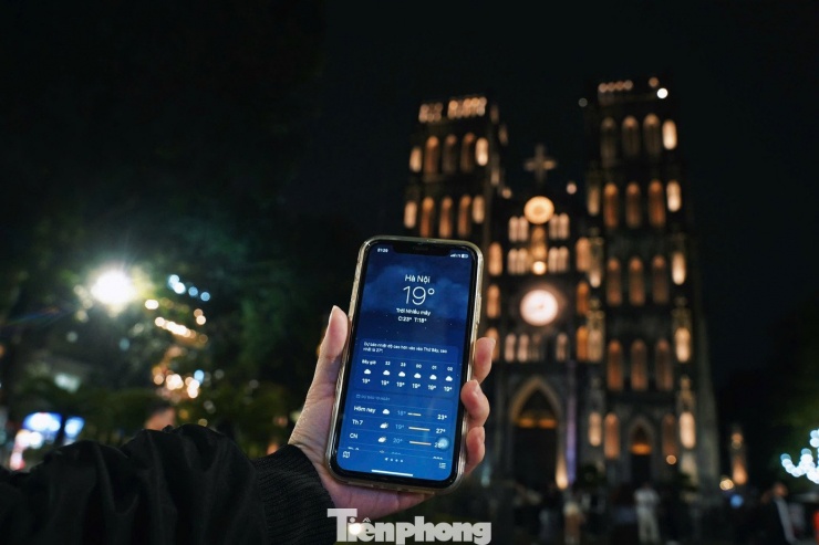 Gió lạnh 'chạm phố', người Hà Nội rủ nhau check-in đầu mùa - 1