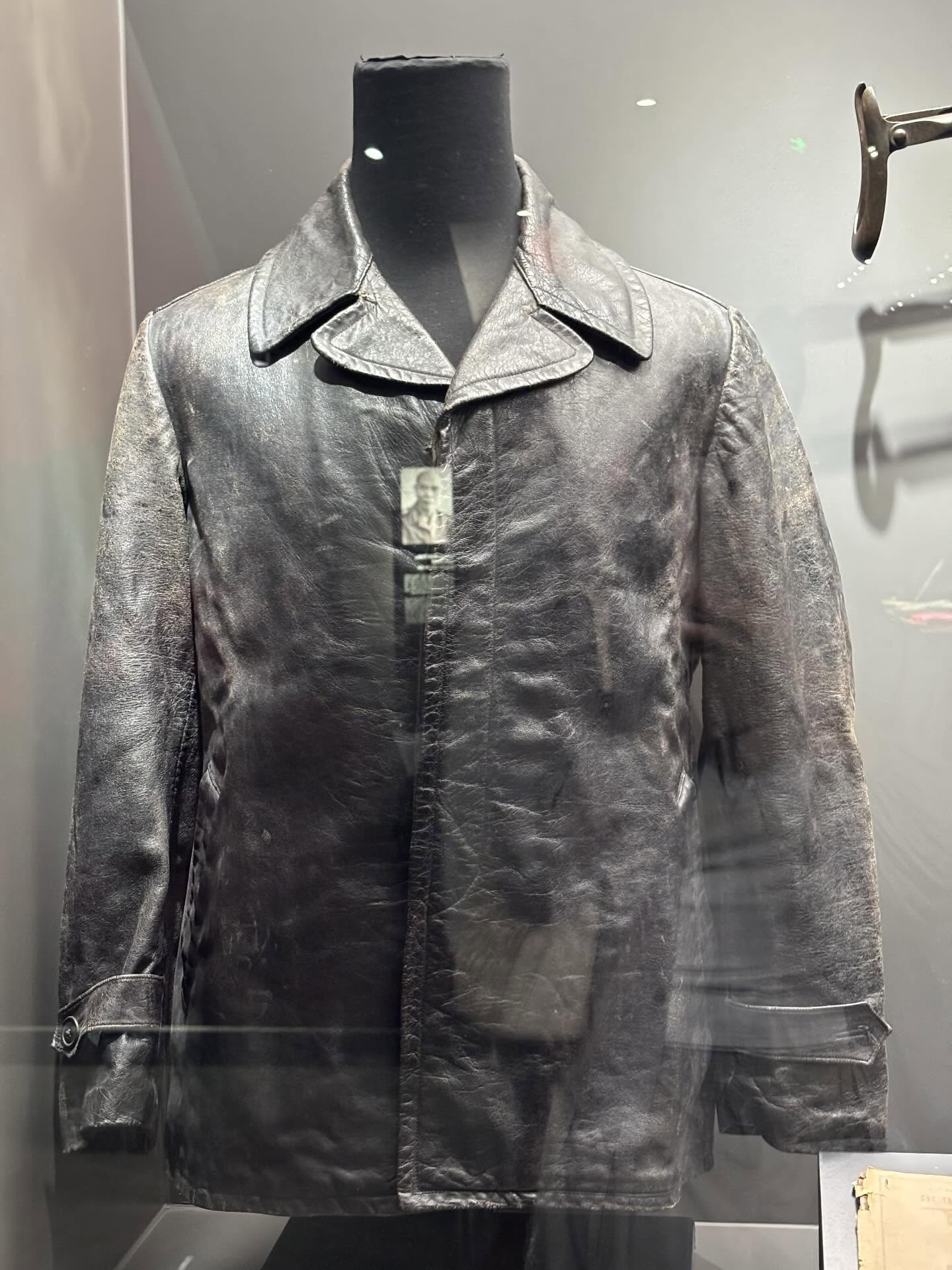 Giới trẻ choáng với hiện vật của Bảo tàng Lịch sử Quân sự Việt Nam: Các cụ xưa mặc như fashion show vậy!- Ảnh 3.