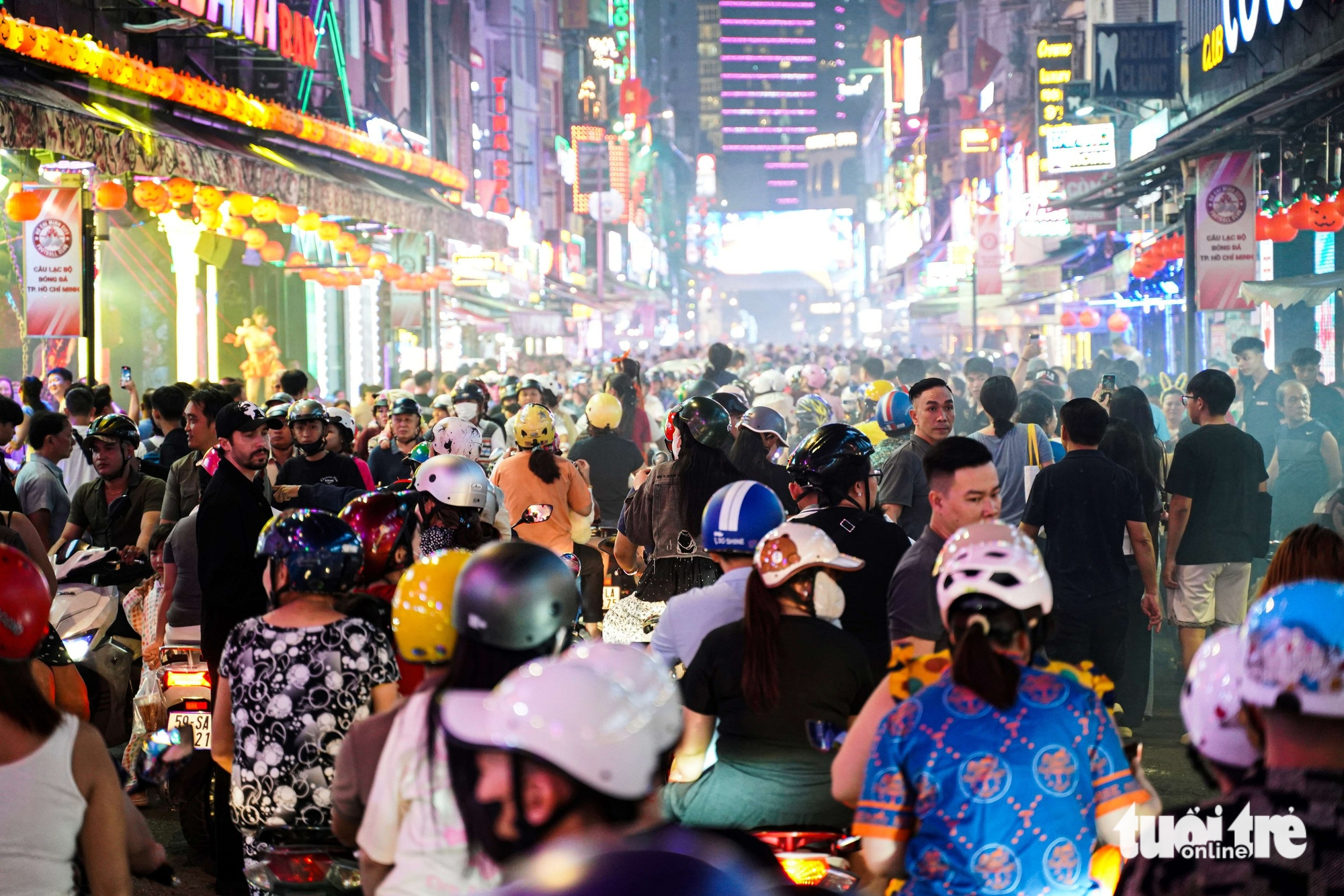 Giới trẻ đổ về Bùi Viện hóa trang cực cháy đêm Halloween 1 halloween - Ảnh 2.