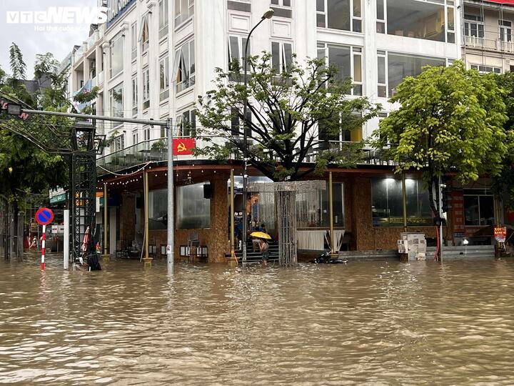 Giữa mùa mưa bão, môi giới đua nhau quảng cáo bán nhà 'không ngập lụt'- Ảnh 2.