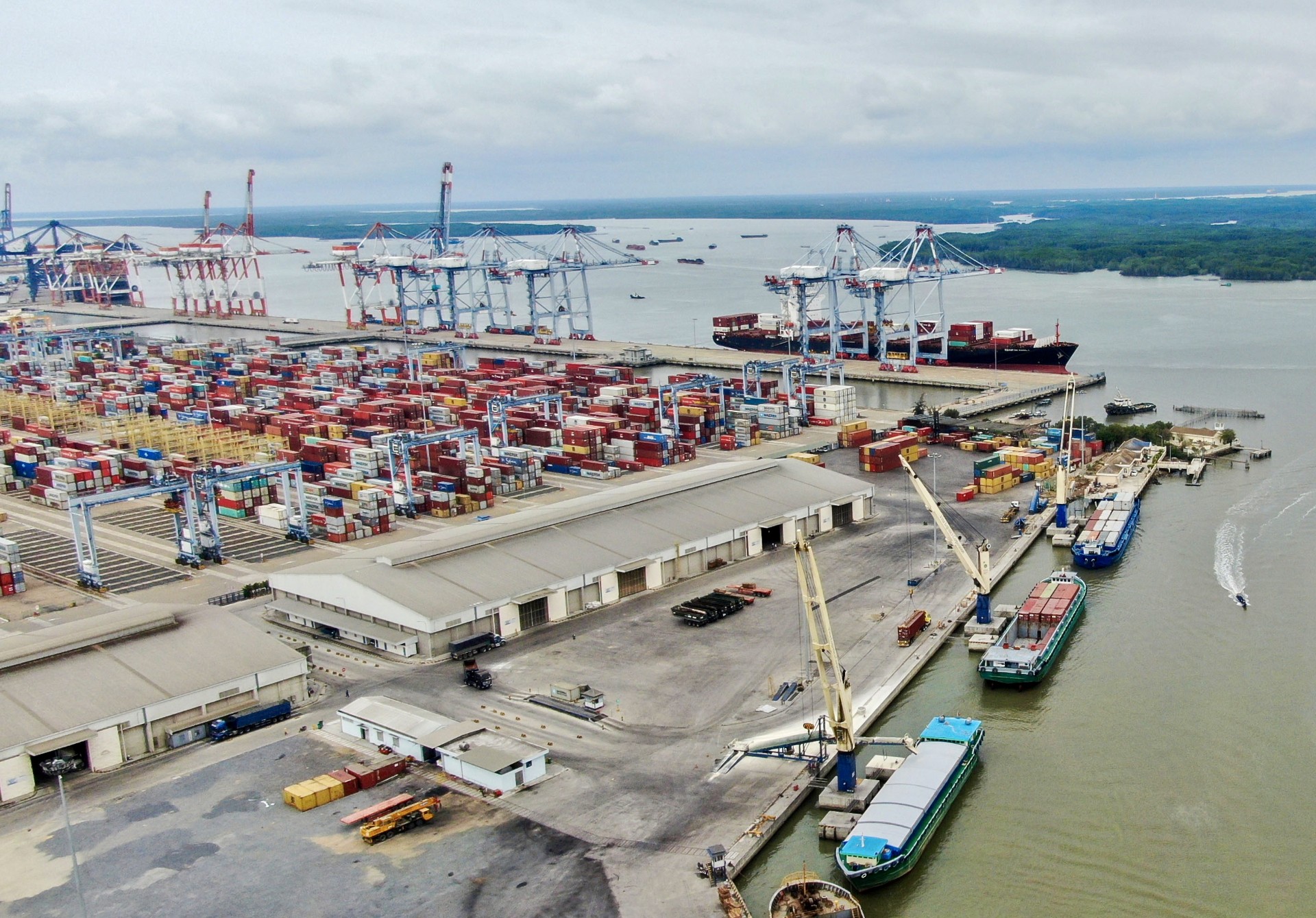 Tăng trưởng kinh tế TP HCM: Gỡ điểm nghẽn thể chế và hạ tầng - Ảnh 1.