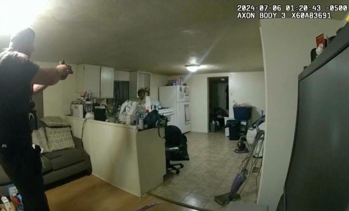 Sean Grayson giơ súng bắn Sonya Massey khi cô cầm nồi nước nóng trong bếp, ngày 6/7/2024. Ảnh: NYP
