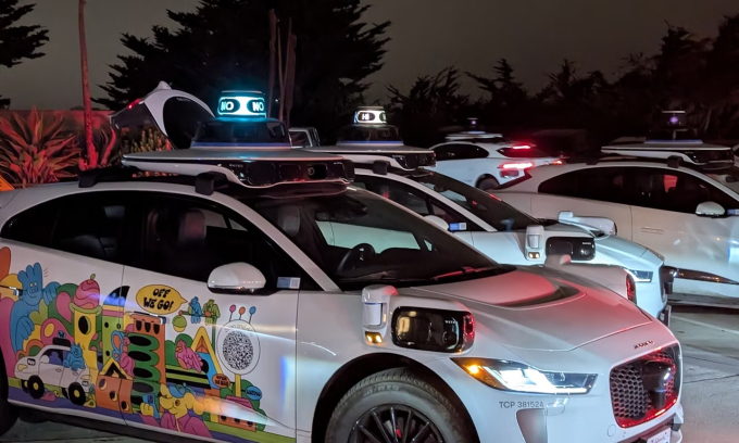 50 chiếc robotaxi cùng đến một điểm sau khi 50 người cùng đặt xe. Ảnh: