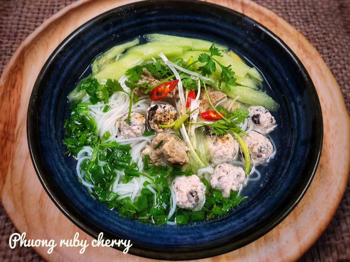 Gợi ý 5 món nước nóng hổi, dễ ăn cho cuối tuần se lạnh, ngon và đủ chất thế này chẳng cần nấu thêm cơm - 2