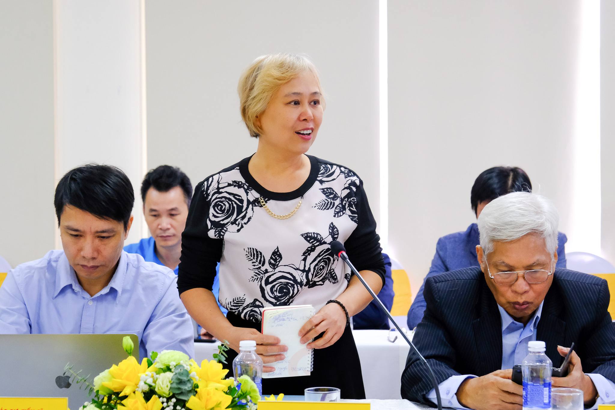 Góp ý văn kiện Đại hội Đảng XIV: Hướng tới tiền lương tối thiểu đủ sống - Ảnh 1.