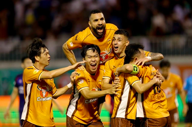 HAGL chiêu mộ 2 tân binh ‘cực lạ’, cương quyết… giã từ cuộc chiến trụ hạng - Ảnh 3.