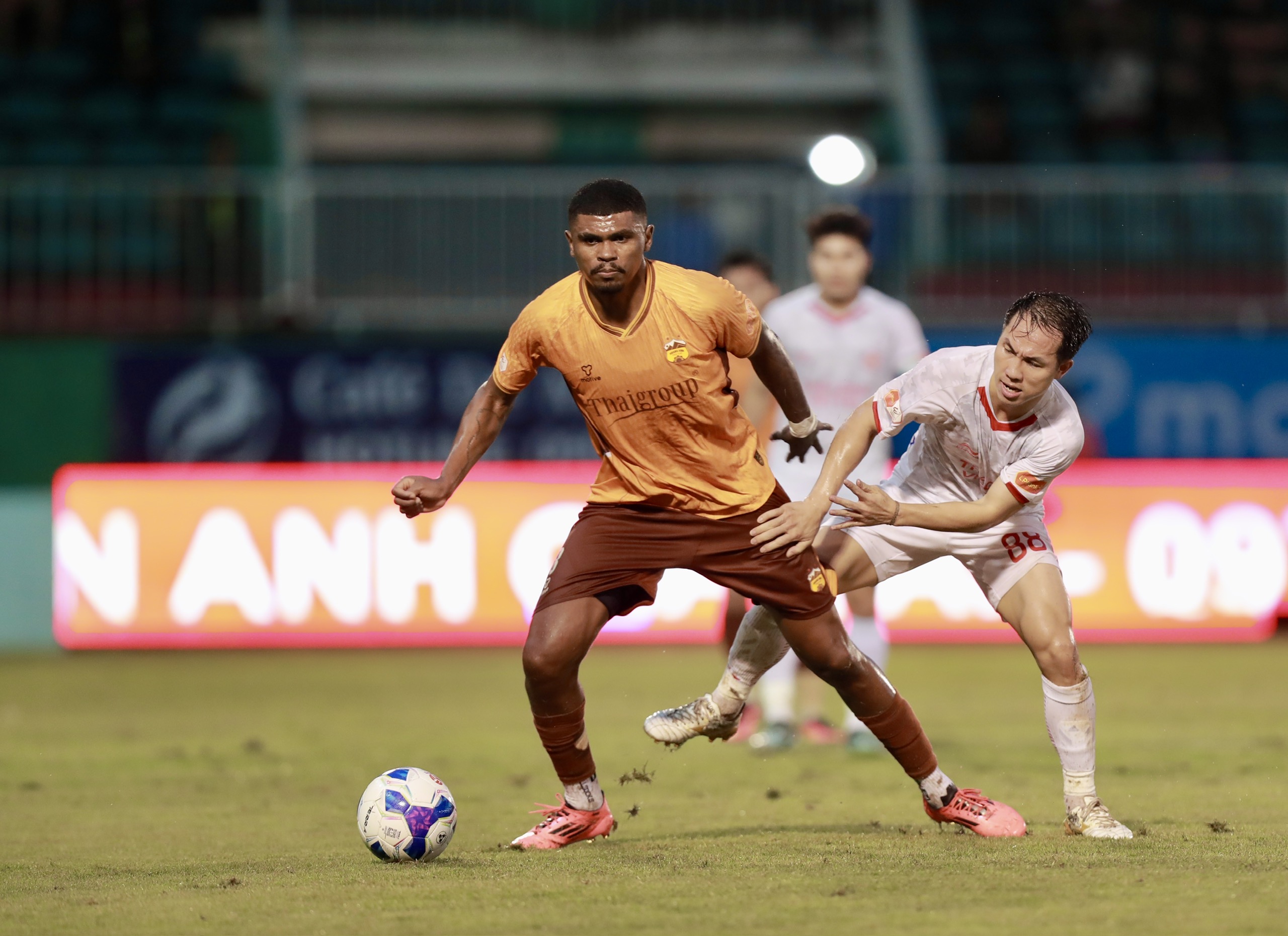 Đua trụ hạng V-League khốc liệt: HAGL và Thanh Hóa không từ bỏ, cựu vương lâm nguy- Ảnh 1.