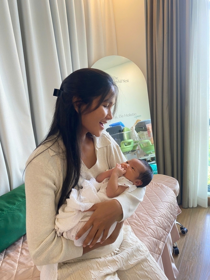 HHen Niê hát cho bé Harley nghe.