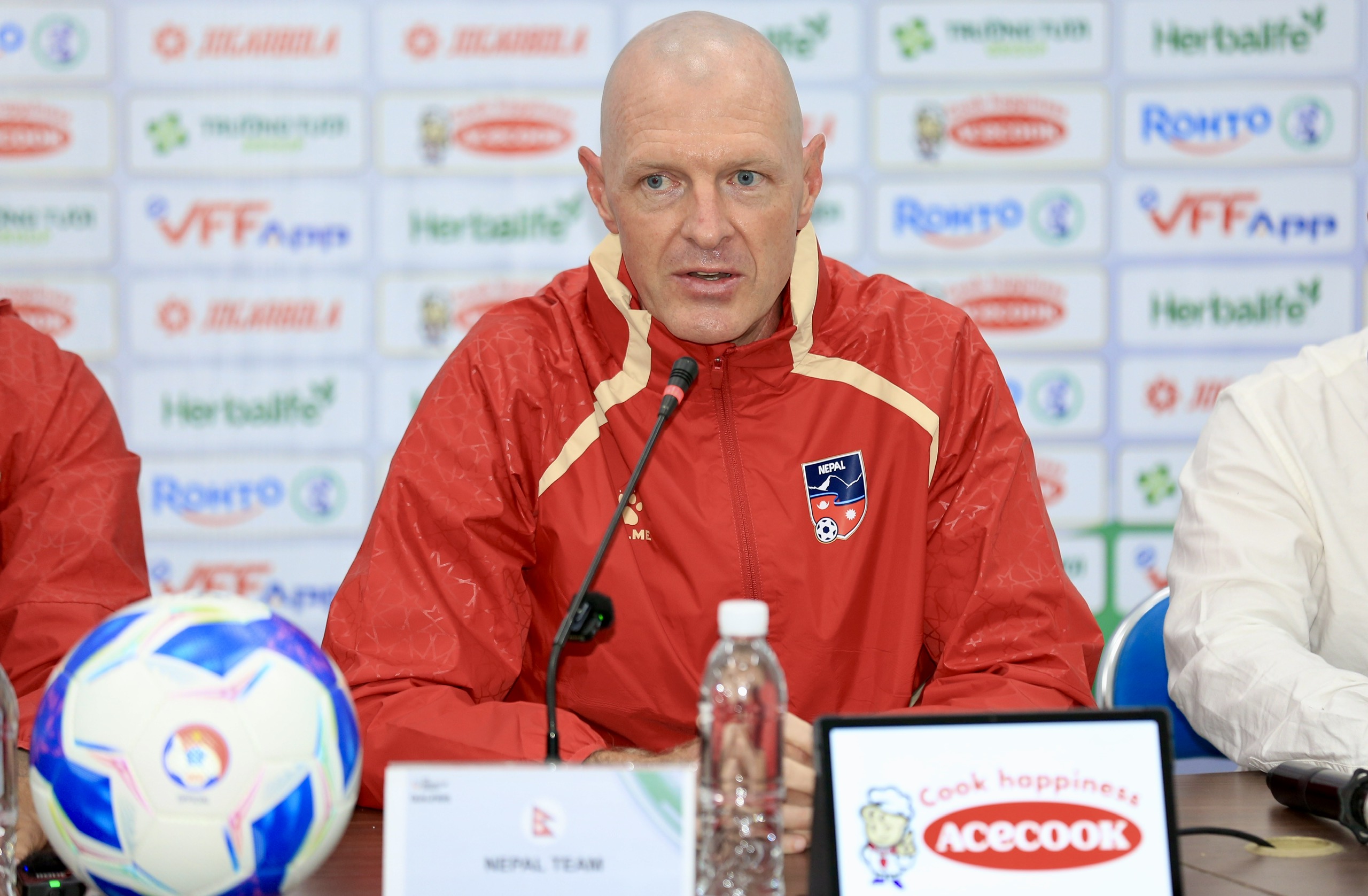 HLV Nepal nói đùa muốn nghe… lỏm HLV Kim Sang-sik, nói thật muốn đội tuyển Việt Nam bị chia điểm- Ảnh 1.