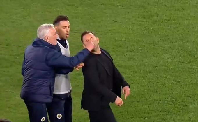 Mourinho véo mũi Buruk sau trận Galatasaray 2-1 Fenerbahce ở tứ kết Cup Thổ Nhĩ Kỳ hôm 2/4. Ảnh: X